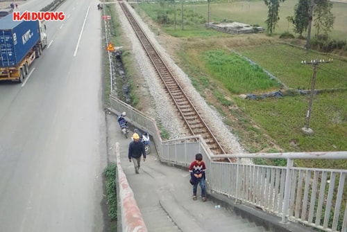 Nơm nớp lo mỗi lần tìm đường lên cầu vượt