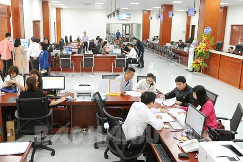 Tấp nập ngày đầu làm việc tại Trung tâm Phục vụ hành chính công