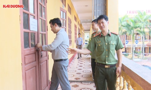 Công an ngủ tại phòng chứa tủ đựng bài thi