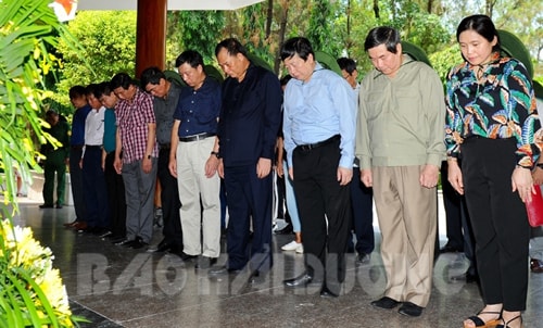 Các đồng chí lãnh đạo tỉnh dâng hương tại khu di tích Ngã ba Đồng Lộc