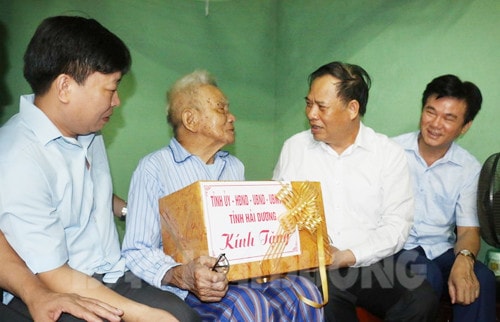 Các đồng chí lãnh đạo tỉnh thăm, tặng quà gia đình chính sách tiêu biểu