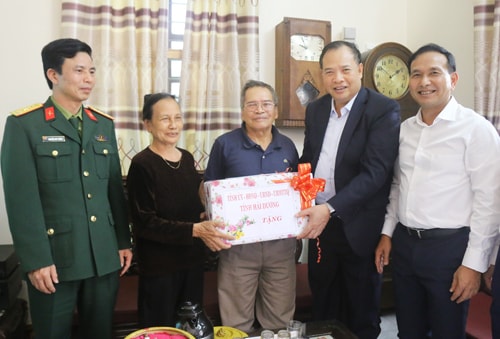 Lãnh đạo tỉnh tặng quà gia đình người có công tiêu biểu