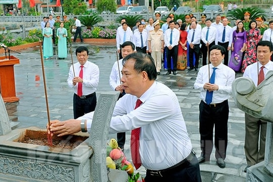 Dâng hương, dâng hoa tưởng niệm Bác Hồ tại xã Hiệp Lực