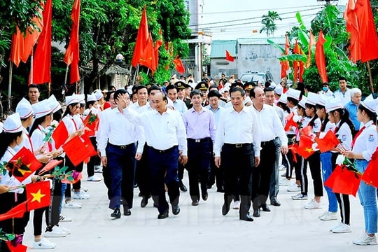 Thủ tướng Nguyễn Xuân Phúc dự Ngày hội Đại đoàn kết toàn dân tộc tại thôn Phù Liễn