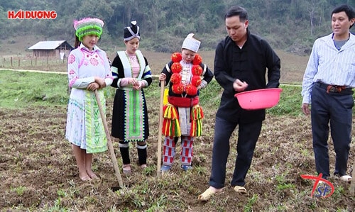 Bí thư chi bộ miệng nói, tay làm
