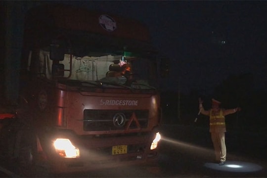 Thức đêm chặn xe quá tải qua cầu Quang Thanh