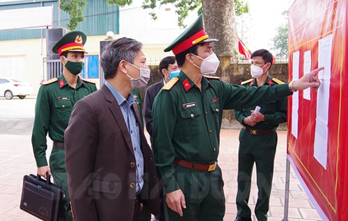 Khắc phục khó khăn trong tuyển quân