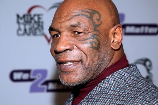 Mike Tyson đấm hành khách trên máy bay