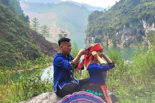 Lên cao nguyên đá Hà Giang dự phiên chợ độc đáo - chợ tình Khâu Vai