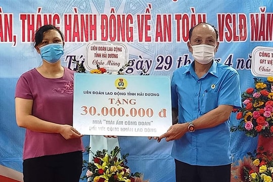 Biểu dương, tặng quà công nhân, lao động ở huyện Tứ Kỳ 