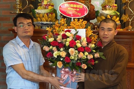 Tổ chức tặng quà nhân Đại lễ Phật đản 