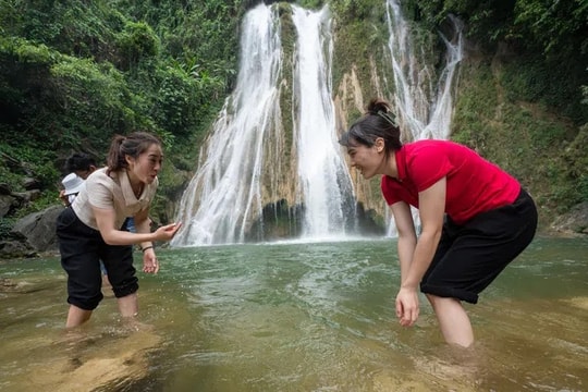 Đi thuyền xuôi sông Gâm, tắm thác giữa rừng già