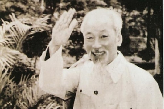 Đêm tháng năm con nghe thơ Bác