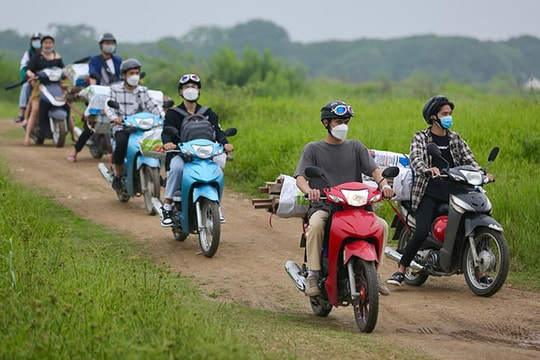 Người dân mang củi, lều ra bãi sông Hồng cắm trại ngày cuối tuần