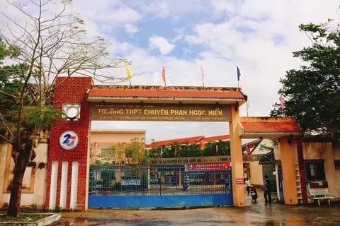 Hiệu phó bị kỷ luật vì yêu cầu học sinh ăn đồ từ thùng rác