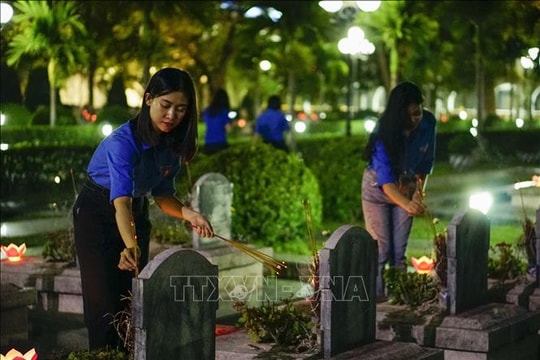 Tuổi trẻ Điện Biên thắp nến tri ân các Anh hùng liệt sỹ