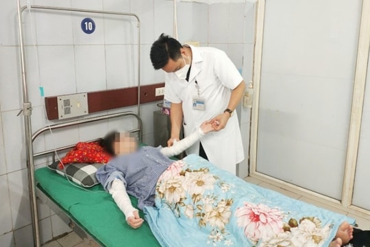 Chùm bóng bay phát nổ khiến thiếu nữ bỏng nặng