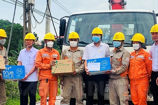 Công đoàn Công ty TNHH một thành viên Điện lực Hải Dương tặng quà đoàn viên khó khăn