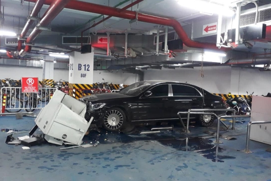 Hà Nội: Mercedes Maybach tông loạt xe máy ở hầm chung cư, 1 người bị thương