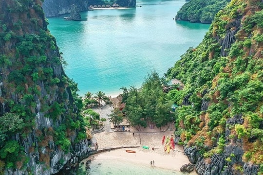 Hòn đảo độc nhất Việt Nam với 2 bãi biển đối diện cách nhau chỉ vài bước chân