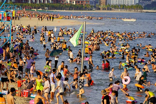 Nghìn người xuống biển Hạ Long tắm "rũ sâu bọ" ngày Tết Đoan Ngọ