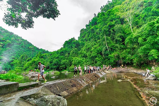 Nóng đỉnh điểm, rủ nhau "trốn" về khu rừng mát lành cách Hà Nội hơn 100km