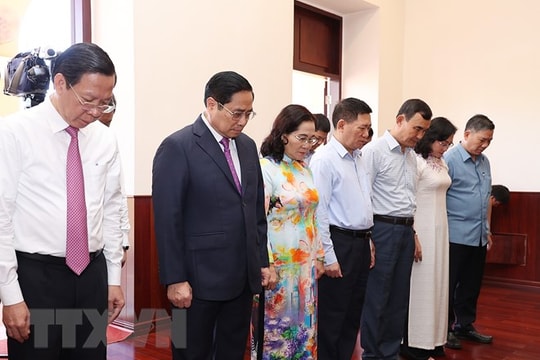 Dâng hương tưởng niệm 111 năm ngày Bác Hồ ra đi tìm đường cứu nước