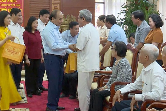 Chủ tịch nước Nguyễn Xuân Phúc tặng quà người cao tuổi tiêu biểu ở Hải Dương