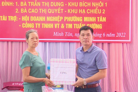 Tặng 2 nhà "đại đoàn kết" cho người nghèo ở phường Minh Tân