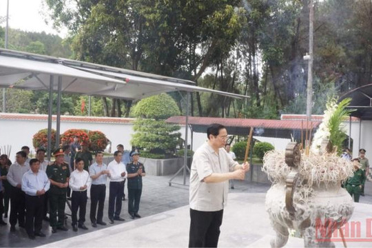 Thủ tướng Phạm Minh Chính dâng hương tại Khu di tích Ngã ba Đồng Lộc