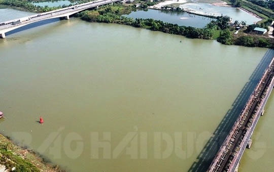 Bảo vệ các trọng điểm đê điều khi nước sông lên cao