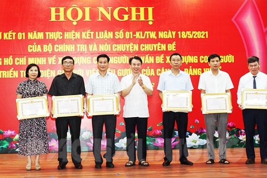 Đảng ủy Khối các cơ quan tỉnh khen thưởng 13 tập thể, cá nhân tiêu biểu học và làm theo Bác