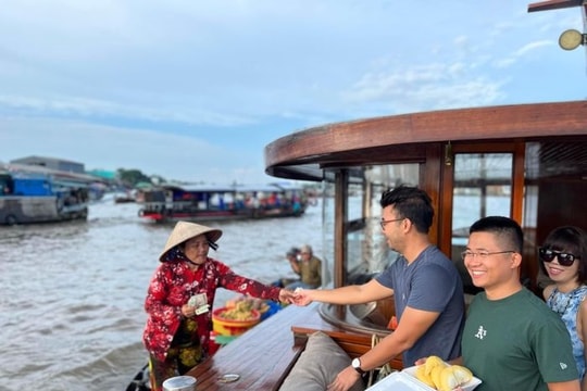 Chàng trai Hà Nội "gây sốt" khi chi 30 triệu đồng đi tour miệt vườn miền Tây 