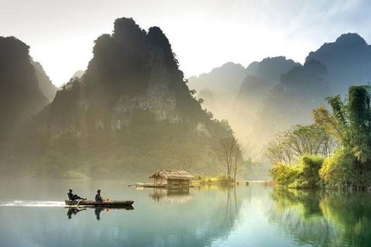 Hồ nước ngọt đẹp bậc nhất Việt Nam huyền ảo như tranh, nhất định phải đến 1 lần