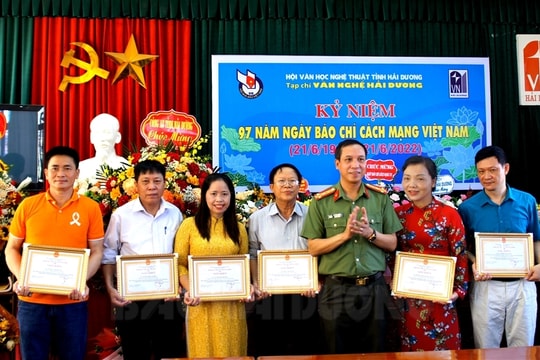 Công an tỉnh khen thưởng 8 tập thể và hội viên Hội Văn học nghệ thuật tỉnh