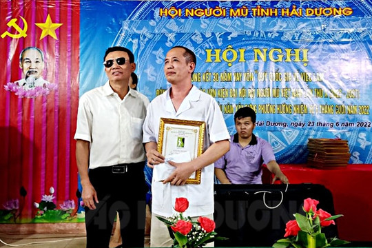 Người mù thi tẩm quất