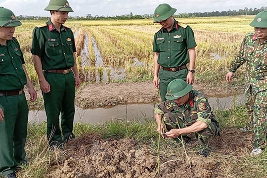 Hủy nổ đầu đạn pháo giữa cánh đồng