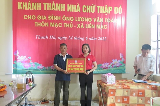 Thanh Hà trao tiền hỗ trợ xây nhà cho hộ nghèo