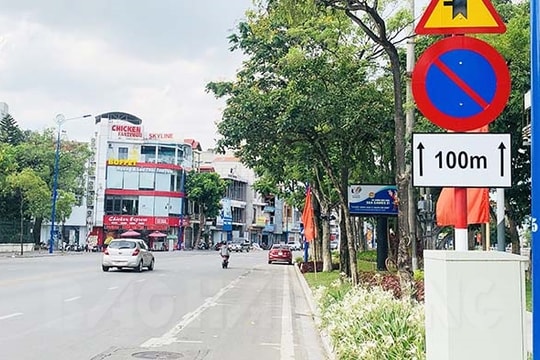 Biển báo cấm đỗ xe tại điểm trông giữ xe có thu phí