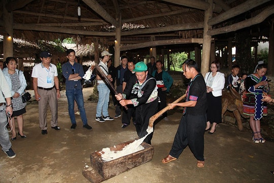 Xem người H'Mông làm du lịch ở Sin Suối Hồ