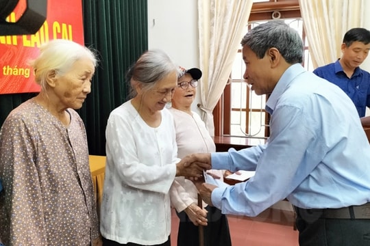 Hội Đồng hương Hải Dương tại Lào Cai tặng quà gia đình chính sách và ủng hộ Quỹ “Đền ơn đáp nghĩa” các cấp