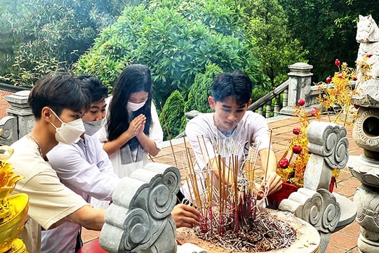 Sĩ tử đi lễ Văn miếu Mao Điền, đền thờ Chu Văn An cầu may trước ngày thi