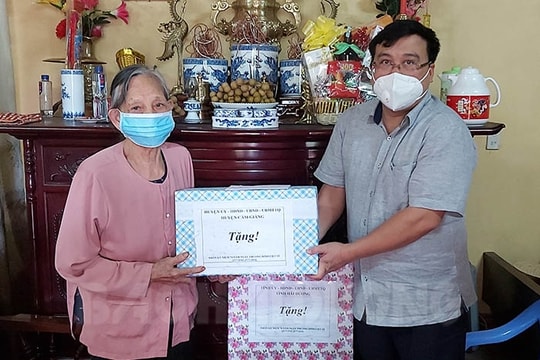 Presents worth over 50 billion VND for policy families, meritorious people