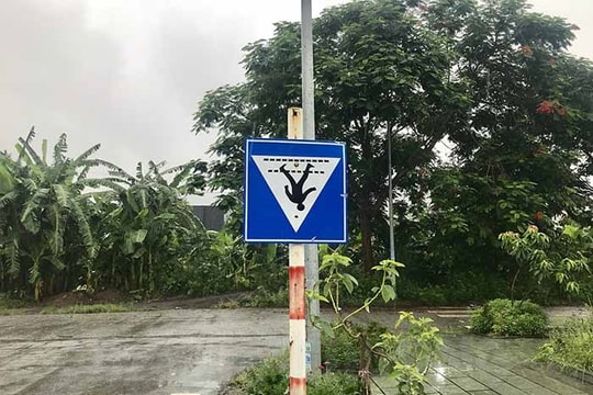 Biển báo giao thông bị lộn