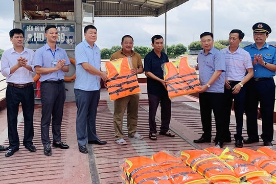 Ban An toàn giao thông tỉnh trao 820 áo phao cho chủ các bến đò, phà