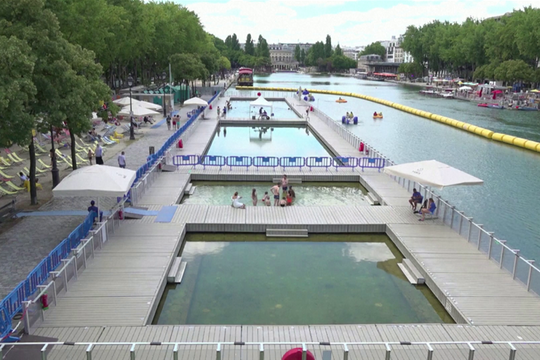 "Bãi biển" giữa lòng Paris đắt khách dịp hè