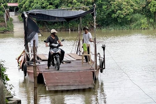 Bến đò “3 không”,  ẩn họa mùa mưa bão
