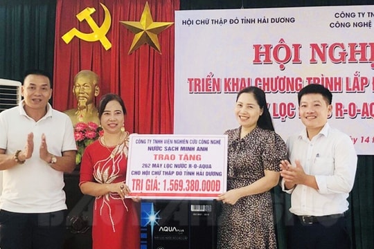 Tiếp nhận 262 máy lọc nước R-O-AQUA trị giá hơn 1,5 tỷ đồng