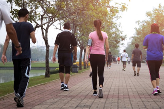 Chạy bộ 30 phút vào buổi sáng và đi bộ 60 phút vào buổi tối, cách nào tốt hơn?