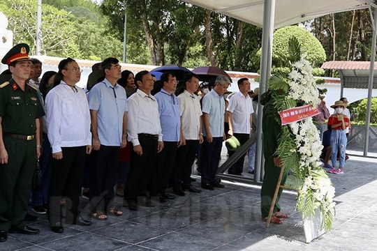 Đoàn công tác của tỉnh Hải Dương dâng hương các anh hùng liệt sĩ tại Ngã ba Đồng Lộc